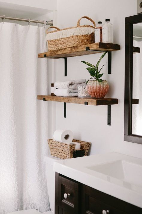 Thinking about an industrial design for your bathroom? Take a look at these seven industrial bathroom storage ideas. #hunkerhom #storage #industrialbathroom #bathroomstorage Diy Bathroom Shelves, Bathroom Shelves Ideas, Diy Farmhouse Shelves, Modern Bohemian Farmhouse, Modern Appartement, Diy Home Decor For Apartments, Diy Bathroom Storage, Shelves Ideas, Farmhouse Shelves