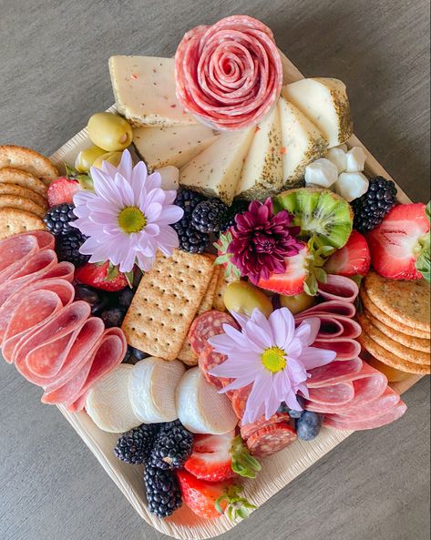 Charcuterie Flower Bouquet, Charcuterie Board Flowers, Floral Charcuterie Board, Charcuterie Board With Flowers, Bouquet Charcuterie, Flower Charcuterie Board, Floral Charcuterie, Flower Charcuterie, Anna Core Aesthetic