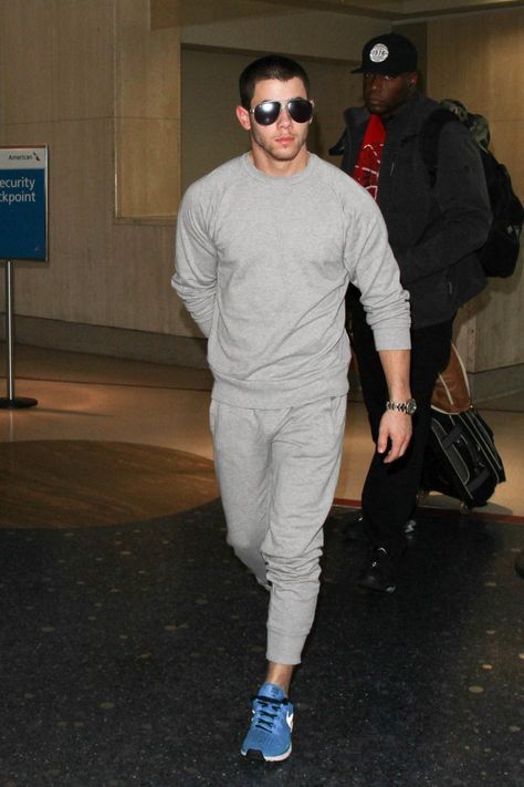 Pin for Later: Only Nick Jonas Could Make a Gray Sweatsuit Look This Hot Guys In Grey Sweatpants, Sweatsuit Outfits, Grey Sweatsuit, Sweatsuit Outfit, Trainers Outfit, Pants Outfit Men, Famous Outfits, Grey Sweats, Sweatpants Outfit