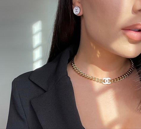 Chanel Choker Necklace, Channel Jewellery, Chanel Earrings Outfit, Chanel Necklace Outfit, Blair Core, Collar Chanel, Channel Necklace, Chanel Choker, Channel Earrings