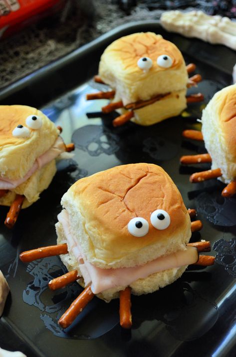 Spider Sandwiches, Halloween Sandwiches, Halloween Finger Foods, Halloween Lunch, Halloween Breakfast, Spooky Snacks, Halloween Party Snacks, Fun Halloween Food, Easy Halloween Food