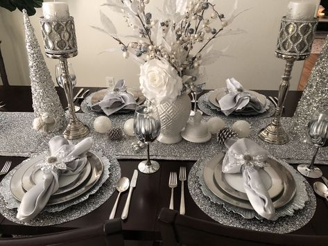 Christmas Table Settings Silver White, Silver And White Christmas Table Decor, Silver Christmas Table Settings, Silver Christmas Table Decorations, Silver Table Decorations, Silver And White Christmas Decor, Silver Table Decor, Christmas Table Decorations Ideas, Silver Table Setting