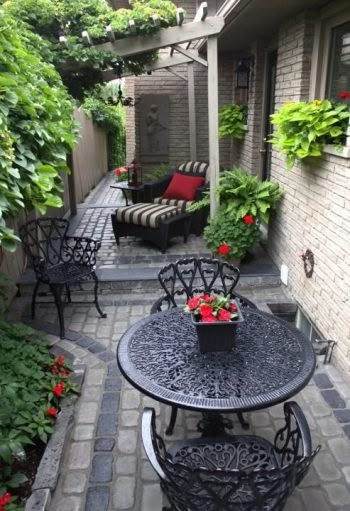 Landscaping Ideas Perfect for Your Side Yard ~ Bless My Weeds Backyard Seating Ideas, Side Yard Ideas, Small Patio Design, Courtyard Landscaping, Side Walk, Side Yard Landscaping, Small Courtyard, Small Courtyard Gardens, Side Yards