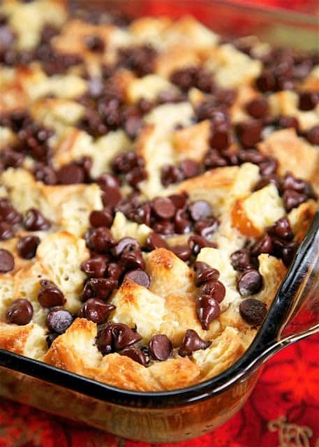 Chocolate Croissant Breakfast Bake - buttery croissants, cream cheese, sugar, eggs, milk and chocolate. Can assemble and refrigerate overnight. This is incredibly delicious! Can eat for breakfast or dessert. Perfect for Christmas morning!! Croissant Breakfast Bake, Breakfast Egg Casserole Recipes, Easy Breakfast Casserole Recipes, Baked Breakfast, Best Breakfast Casserole, Baked Breakfast Recipes, Croissant Breakfast, Breakfast Casserole Easy, Chocolate Croissant