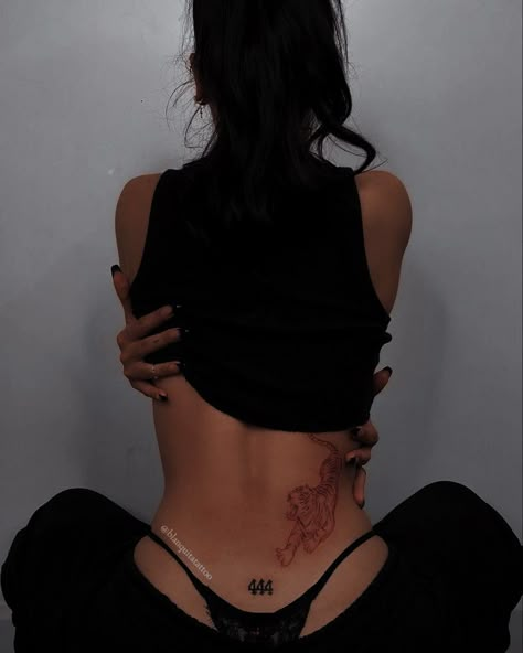 Tattoos Geometric, Red Ink Tattoos, Pretty Tattoos For Women, Stylist Tattoos, Classy Tattoos, Cute Tattoos For Women, Back Tattoo Women, Discreet Tattoos, Subtle Tattoos