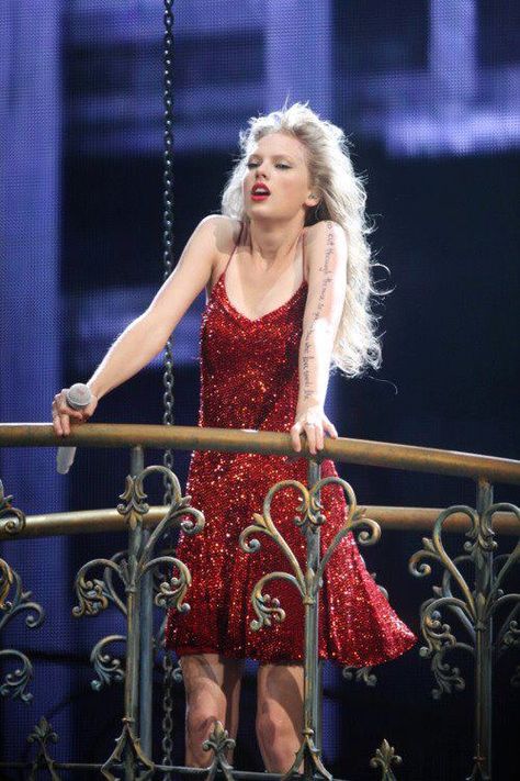 Taylor Swift singing "Better Than Revenge" at the Speak Now Tour Taylor Swift Speak Now Tour Outfits, Wonderstruck Taylor Swift, Taylor Swift Speak Now Tour, Taylor Swift Eyes, Rae Taylor, Speak Now World Tour, Speak Now Tour, Better Than Revenge, Young Taylor Swift