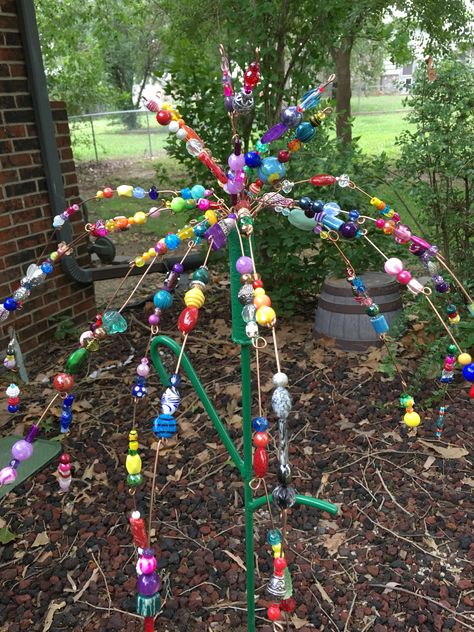 Garden Sparklers, Beaded Garden Stakes, Suncatchers Diy, Butterfly Garden Plants, Crystal Suncatchers Diy, Wind Chimes Homemade, Glass Bead Crafts, Recycled Garden Art, Diy Hanging Planter