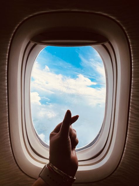 Aeroplane Selfies, Aesthetic Aeroplane Pictures, Airport Posing Ideas, Solo Travel Aesthetic Airport, Poses For Airport, Airplane Picture Ideas, Travel Picture Ideas Airport, Airport Pictures Instagram, Airport Selfie Ideas