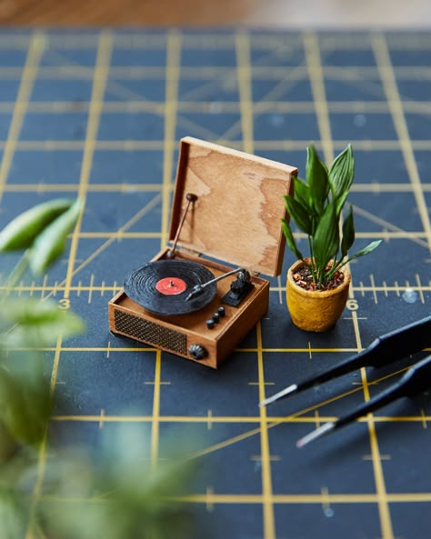 Room Box Miniatures, Small Shower, Farmhouse Tile, Diy Doll Miniatures, Mini Doll House, Astuces Diy, Doll House Crafts, Mini Stuff, Dollhouse Miniatures Diy