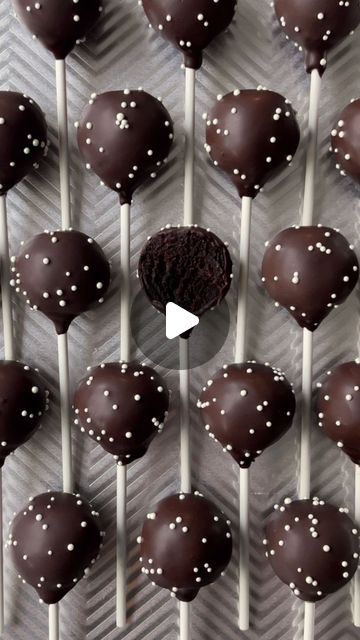 Suzy Hendrix on Instagram: "Starbucks Copycat Chocolate Cake Pops 🍫 Learning as I go, here’s my recipe and more tips to help make these treats at home. Join me in stories to see the process 😘  SAVE • SHARE • TAG A FRIEND   Recipe   Yields 28-34 cake pops  Cake   1-13.25oz (375g) any chocolate store cake mix 1/2 cup (118ml) neutral oil 1 cup (240ml) milk or water 4 large eggs  Chocolate Buttercream  1/4 cup (56g) softened unsalted butter 1 cup (118g) powdered sugar 1.5 tbsp (10g) cocoa powder  1/2 tsp vanilla  Pinch of salt  Splash of milk (start w/ 1 tsp, add more until smooth)  Coating   12oz (340g) dark chocolate candy melts  White nonpareils 4-inch lollipop sticks   Instructions in pinned comment 📌  #cakepops #starbuckscopycat #chocolatecakepops #cakepoprecipe #chocolatecake" Coating Chocolate Recipes, How To Make Pop Cakes, Cake Pop Recipe Chocolate, Best Chocolate Cake Pops Recipe, How To Make Chocolate Cake Pops, Popcake Ideas, Pop Cakes Recipe, How To Make Cake Pops Step By Step, Pop Cakes Ideas