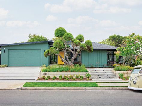 When Deidre Campbell and her husband, Frank, walked through this Newport Beach home, she didn’t know it would become her renovation project. See the stunning and colorful results at atomic-ranch.com! Mcm Backyard, Atomic Ranch House, Newport Beach Homes, Atomic Ranch, Mid Century Ranch, Beach Home, Newport Beach, Facades, Ranch House