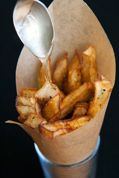 aubergines frites recette Honey Eggplant, Eggplant Fries, Arabic Recipes, Eggplant Recipes, Think Food, Dinner Sides, Edamame, Paleo Diet, French Fries