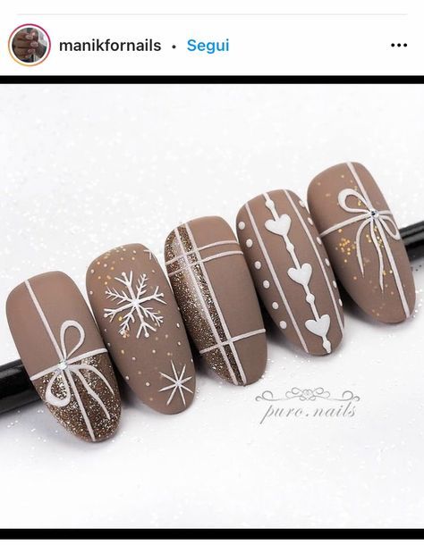 Nail Art Natale, Chrismast Nailart, Winter Brown Nails, Textured Nail Designs, Snow Flakes Nails, Brown Winter Nails, Snow Flake Nail Art, Brown Christmas Nails, Christmas Nails Brown