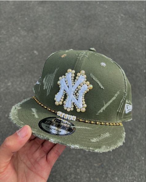 Custom Fitted Hats Ideas, New Era Hats Outfit, Bedazzled Hat, Custom New Era Hats, Hats Aesthetic, Y2k Hats, Hat Charms, Custom Fitted Hats, Trendy Caps