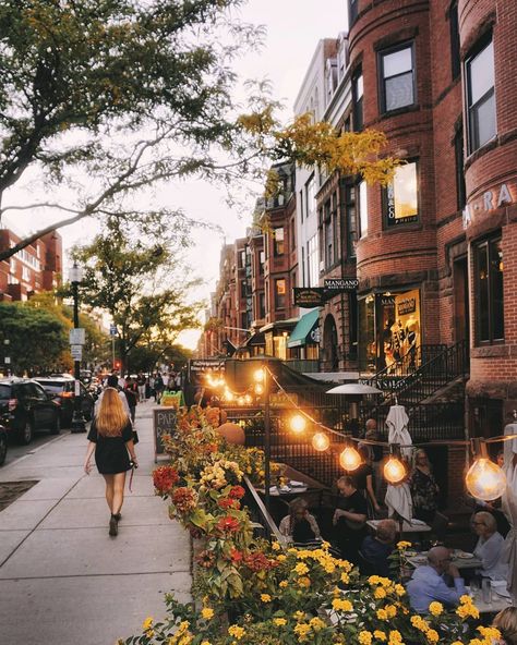 Newbury Street Boston Aesthetic, Southie Boston, Boston Nightlife, Boston Fall, Boston Aesthetic, Boston Street, Newbury Street Boston, Boston City, Newbury Street