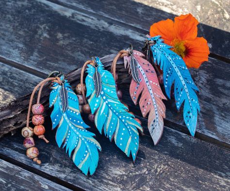 Saddle Charms Diy, Leather Feather Keychain, Western Boutique Ideas, Cowhide Diy, Saddle Charms, Sendai Japan, Native American Zodiac, Feather Keychain, Leather Feathers