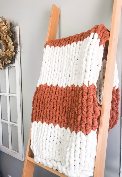 Chunky Blanket Diy, Chunky Blanket Pattern, Chunky Knit Blanket Pattern, Chunky Yarn Blanket, Finger Knitting Projects, Diy Knit Blanket, Blanket Stitches, Chunky Knit Blankets, Chunky Blankets