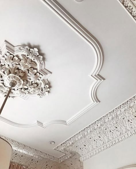 Reminds me of posh, Upper East Side apartments in Manhattan Beautiful Ceiling Designs, Plaster Ceiling Design, Cornice Design, Ceiling Decorations, Interior Ceiling Design, Gypsum Ceiling, Interior Ceiling, Pop Ceiling, Pop Ceiling Design