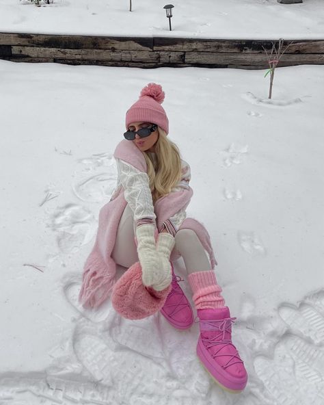 Snow Outfits For Women, Ski Trip Outfit, Snow Outfits, Look Rose, Winter Princess, Winter Outfits Warm, Ski Outfit, Winter Photoshoot, Snow Outfit