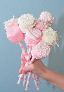 Valentine's Day Marshmallow Pops! Valentines Marshmallow Pops, Pastel Cupcakes, Pink Marshmallows, Vevey, Marshmallow Pops, White Candy, בר מצווה, Everything Pink, Cake Pop