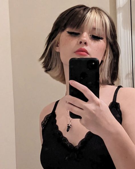 Short Blonde Hair Dye Ideas, Brown With Blonde Underneath Short, Split Bangs Dye, Skunk Dyed Hair Short, Grunge Hair Inspo Color, Hair Dye Ideas For Short Hair With Bangs, Grunge Hair Color Ideas Short, Brunette Dyed Hair Ideas, Dyed Hair For Short Hair