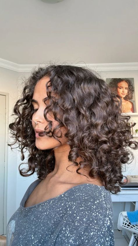 Center Part Curly Hair, Short Curly Haircuts Oval Face, Hairstyles Wolfcut Curly, Face Framing Layers Curly Hair Medium, Curly Haircut Medium Length, Shirt Curly Haircut, Curly Haircut Mid Length, Curly Hair Cuts Shoulder Length, Short Haircuts For Curly Hair Natural Curls