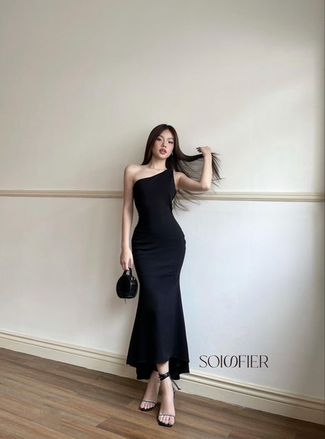 Black Dress For Party Classy, Simple Glam Outfit Classy, Long Dress Outfit Formal, Semi Formal Party Dress, Formal Black Dress Outfit Classy, Simple Prom Dress With Sleeves, Black Dress Outfit Classy Elegant Formal, Modern Elegance Fashion, Classy Black Dress Formal