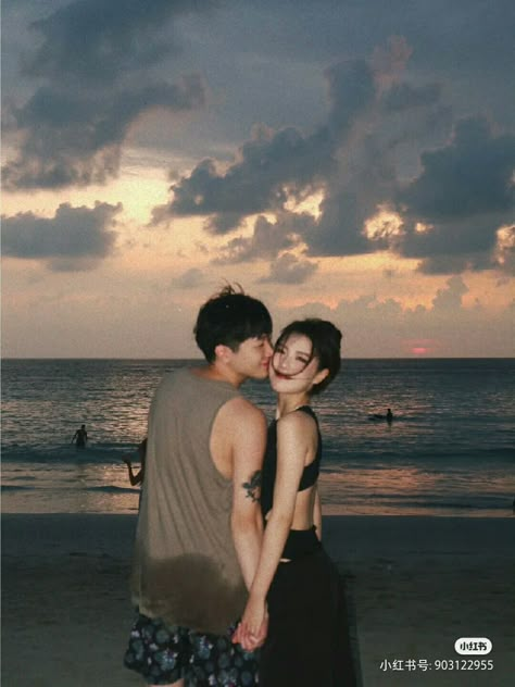 Beach Photography For Couples, Cute Beach Pictures Couples, Couple Photo At Beach, Couple Pic Beach, Couple Poses At The Beach, Couple Photo Beach, Couple Poses In Beach, Beach Photo Couple, Couple Pantai