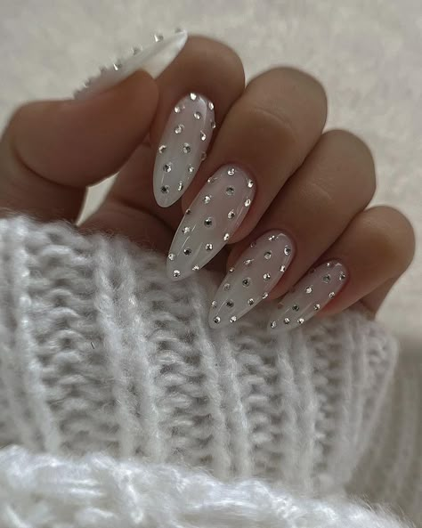 Bride Nails With Diamonds, Stone On Nails Design, Neutral Rhinestone Nails, Silver Polka Dot Nails, Wedding Nails Alternative, White Glitter Nails With Rhinestones, Glitter Bday Nails, Glitter Polka Dot Nails, White Bedazzled Nails