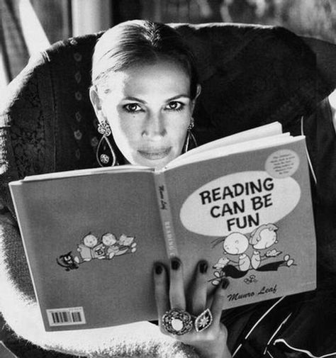 .. Famous People Reading, Celebrities Reading, Women Reading, People Reading, Woman Reading, Reading A Book, Julia Roberts, Love Books, Book Addict