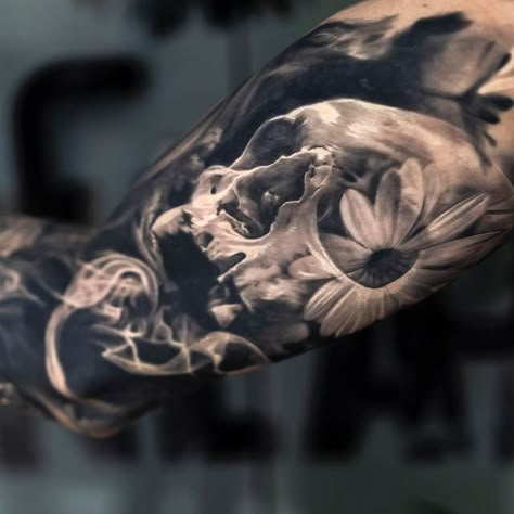 Inner Bicep Tattoo Men, Tattoo Bicep, Natur Tattoo Arm, Wörter Tattoos, Left Arm Tattoos, Inner Bicep Tattoo, Skull Art Tattoo, Skull Girl Tattoo, Full Leg Tattoos