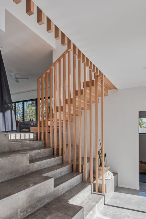 Dwell - A Crisp, New Home Rises Around an Existing Pool in Australia درج السلم, Building Stairs, Oak Stairs, Wood Railing, Wood Staircase, Concrete Stairs, Stairs Design Modern, Staircase Railings, Home Stairs Design