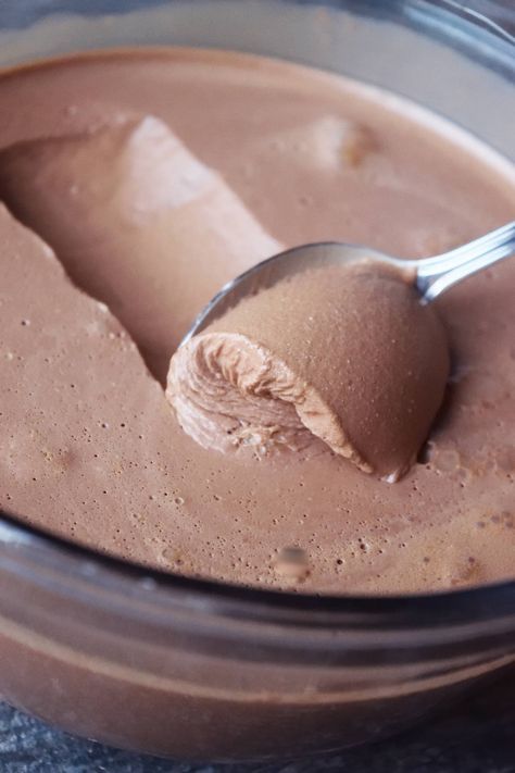 Sugar Free Chocolate Mousse, Easy Chocolate Mousse Recipe, Easy Chocolate Mousse, 2 Ingredient Recipes, Dessert Items, Low Carb High Fat Diet, Delish Desserts, Chocolate Mousse Recipe, Low Calorie Dessert