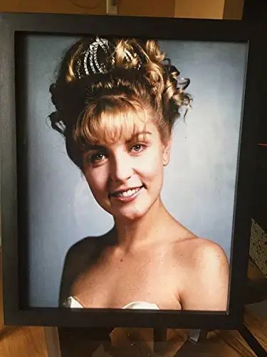 Laura Palmer "Home Coming PIcture" Framed Twin Peaks Collectible "Who Killed Laura Palmer" 8.5 x 11 Photo Sheryl Lee Twin Peaks, Twin Peaks Wallpaper, Twin Peaks Laura, Twin Peaks Tv, Twin Peaks Laura Palmer, Twin Peaks 1990, Twin Peaks Fire, Sheryl Lee, Laura Palmer