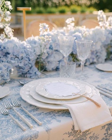 Royal Wedding Reception, French Blue Wedding, Chinoiserie Wedding, Blue Table Settings, Stationery Aesthetic, Baby Blue Weddings, Blue White Weddings, Elegant Wedding Stationery, Something Blue Bridal