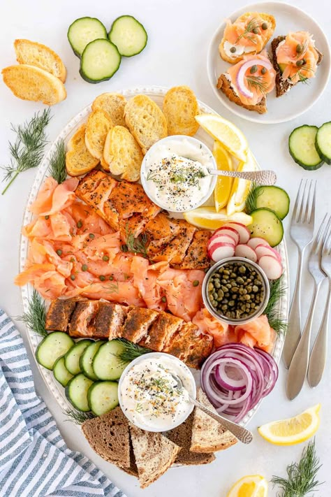 Smoked Fish Platter Ideas, Smoked Fish Platter, Bagels Smoked Salmon, Smoked Salmon Sour Cream, Cold Salmon Appetizers, Smoked Salmon Breakfast Platter, Dip For Smoked Salmon, Smoked Salmon And Bagels, Salmon And Cream Cheese Appetizers