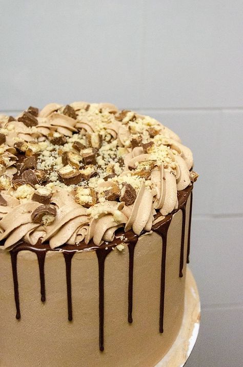 Twix Cake with Cake by Courtney — Orson Gygi Blog Twix Cake Birthday, Twix Cake, Cake Bday, Cake By Courtney, Layered Cakes, Twix Bar, Cotton Cake, Creative Cake Decorating, Cake Board