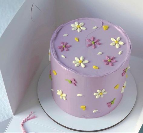 Purple Daisy Cake, Purple Flower Birthday Cake, Lavender Cake Design, Monochromatic Cake, Pretty Cake Decorating, Purple Floral Cake, Pretty Cake Designs, Cake Ideas Vintage, Lilac Cake