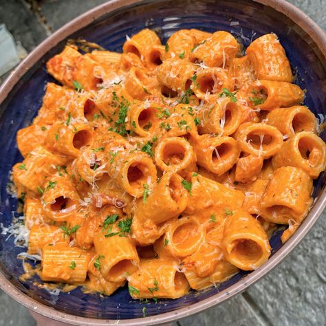 Carbone Spicy Rigatoni, Spicy Rigatoni, Rigatoni Recipe, Sommer Mad, Food Therapy, Think Food, Yummy Comfort Food, Food Recepie, Food Goals