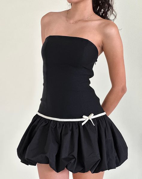 The Klaita mini dress in black features a bandeau neckline and bodycon fit with drop waist and puffball skirt. Finished with binding and decorative bow in white. MODEL WEARS SIZE:EXTRA SMALL - MODEL HEIGHT:5'7 Short Black Puffy Dress, Nice Mini Dress, Dropped Waist Skirt, Sewing Mini Dress, Cute Black Dresses Short, Black And White Bow Dress, Drop Waist Mini Dress, Bubble Skirt Dress, Juno Fashion