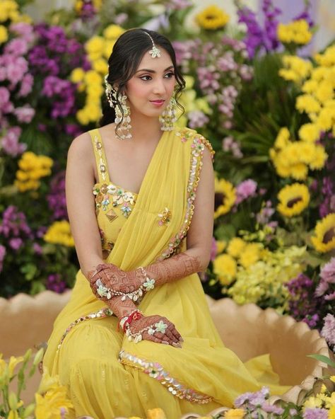 Simple Haldi Ceremony Outfit For Bride, Haldi Ceremony Outfit Simple, Bridal Haldi Outfit Indian, Haldi Bridal Outfit, Haldi Ceremony Outfit For Bride, Haldi Look For Bride, Haldi Dress Ideas, Haldi Outfit For Bride, Ceremony Outfit