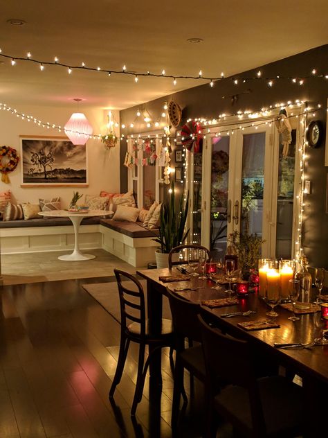 Living Room String Lights, Dinner Party Lighting, String Lights Living Room, Candle Light Dinner Ideas, House Party Aesthetic, Romantic Candle Dinner, Room String Lights, Apartment Party, Christmas Lights Inside