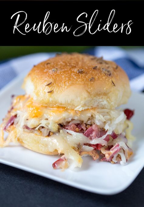 St Patricks Day Dinner, Reuben Sliders, Corned Beef Recipes, Hot Sandwich, Slider Recipes, Irish Recipes, Delicious Dinner Recipes, Comfort Food Recipes, Wrap Sandwiches