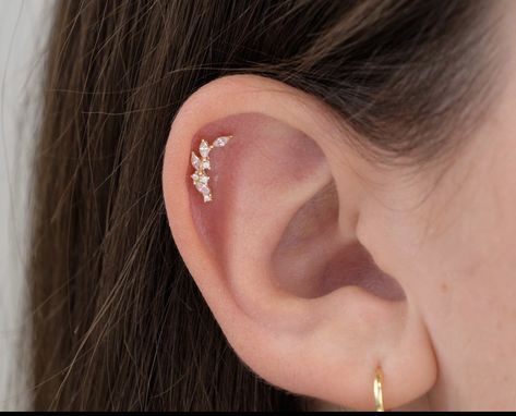 Cute Cartilage Earrings, Cartilage Piercing Stud, Minimalist Ear Piercings, Ear Piercing Studs, Helix Piercing Jewelry, Pretty Ear Piercings, Cartilage Earrings Stud, Cute Ear Piercings, Piercing Inspo