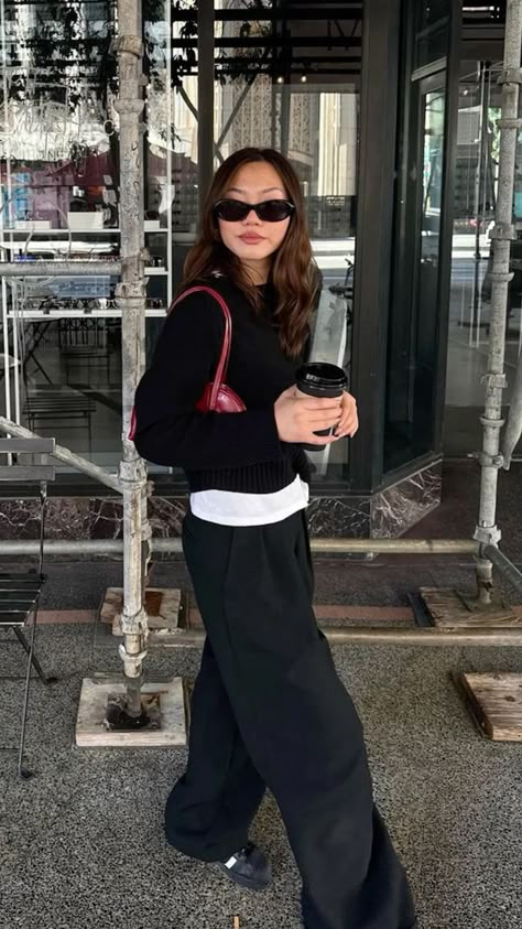 Winter Outfit With Sunglasses, Journalist Outfit Aesthetic, Fall 24 Outfits, Sunglasses Outfit Aesthetic, Outfit Pantalon Noir, Japan Fall Fashion, Transition Outfits Summer To Fall, Coffee Outfit Ideas, Parisian Streetwear