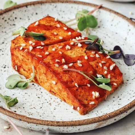 Easy Sweet Chili Vegan Salmon Vegan Salmon Recipe, Tofu Salmon, Ceviche Restaurant, Vegetarian Tofu Recipes, Vegan Salmon, Vegetarian Seafood, Chili Vegan, Vegan Seafood, Too Hot To Cook