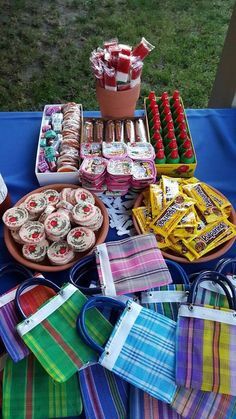 Mexican Gift Table, Mexican Party Dessert Table, Mexican Candy Table Ideas, Mexican Dessert Table, Mexican Theme Party Decorations, Salsa Party, Mexican Quinceanera, Mexican Baby Shower, Mexican Birthday Parties