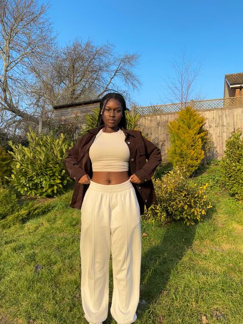 Earthy Sweatpants Outfit, Beige Cargo Sweatpants Outfit, Boho Sweatpants Outfit, Creme Sweatpants Outfit, Beige Sweats Outfit, Cream Sweats Outfit, How To Style Beige Sweatpants, Tan Sweats Outfit, Khaki Sweatpants Outfit