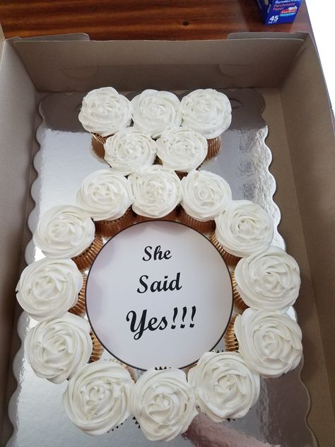 Mini engagement ring cupcake cake  "She said yes " Ring Cupcakes Engagement, Birthday And Engagement Party, She Said Yes Bridal Shower Invitations, Engagement Ring Cupcake Arrangement, Bridal Brunch Cupcakes, Cupcake Engagement Ring, She Said Yes Cupcakes, She Said Yes Cake Ideas, Engagement Ring Cupcake Cake