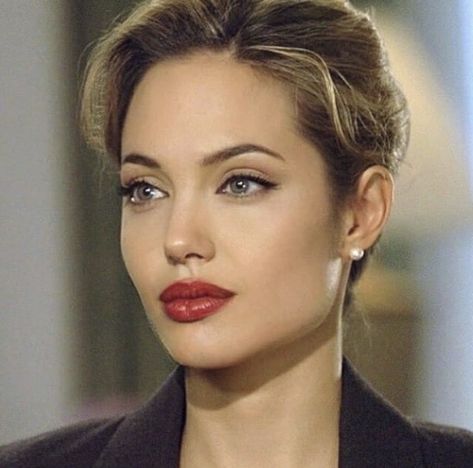 Angelina Jolie Eyes, Angelina Jolie Lips, Angelina Jolie Hair, Short Hair Makeup, Angelina Jolie 90s, Angelina Jolie Makeup, 90s Makeup Look, Angelina Jolie Style, Makeup Tumblr